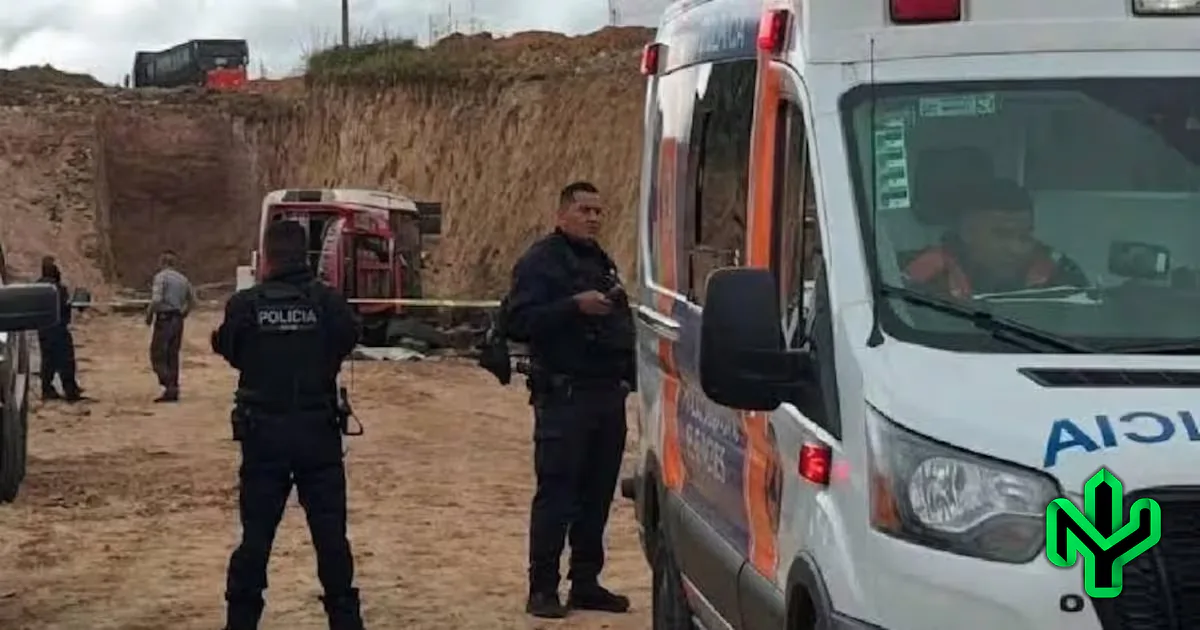 Trabajadores del Tren México-Querétaro caen a zanja de 10 metros tras volcar su autobús: 2 muertos y 20 heridos