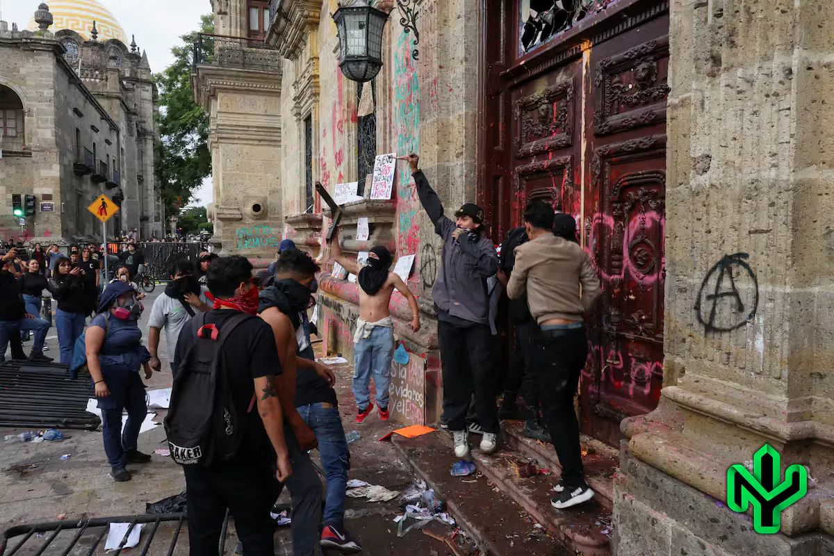 Marcha por el agua se suspende: encapuchados vandalizan el Congreso y el Palacio de Justicia en Jalisco
